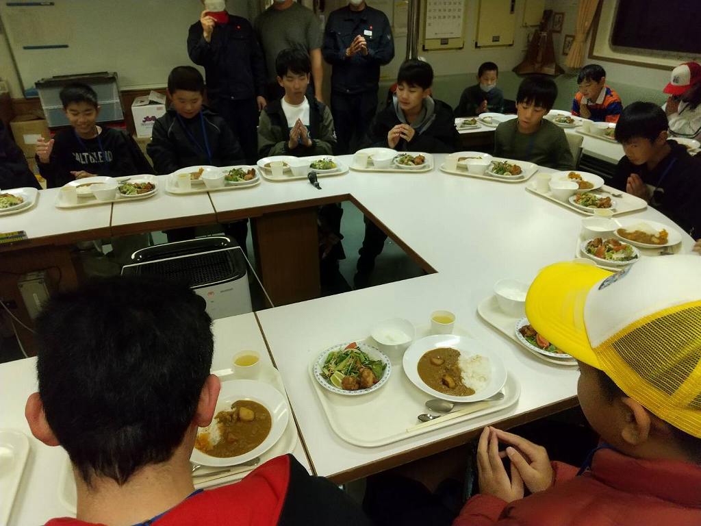 日も暮れて、広島丸に帰って夕食です | 中国地方海運組合連合会|中海連