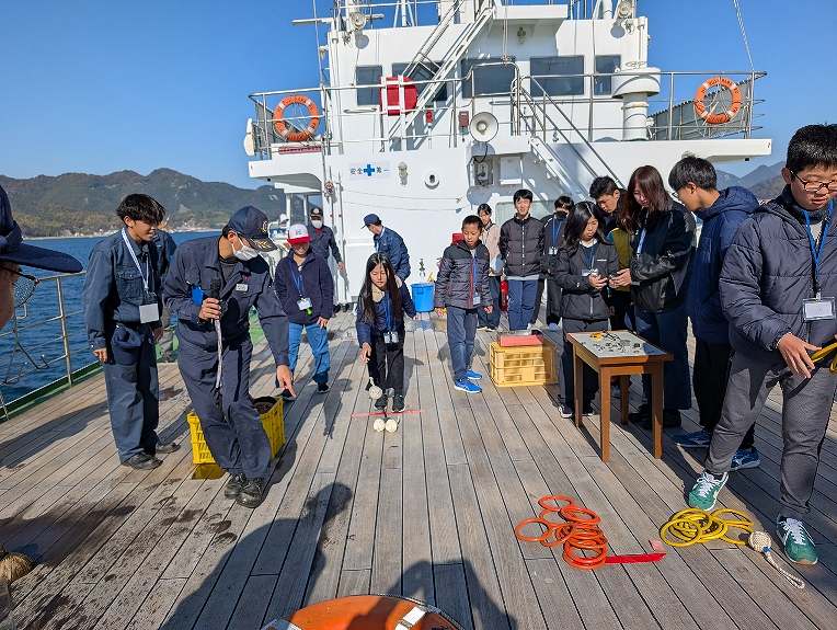 木甲板で、学生さんたちと一緒に船上運動会をして楽しみました! | 「海と日本プロジェクトin広島」共催広島丸体験航海 | 中国地方海運組合連合会|中海連